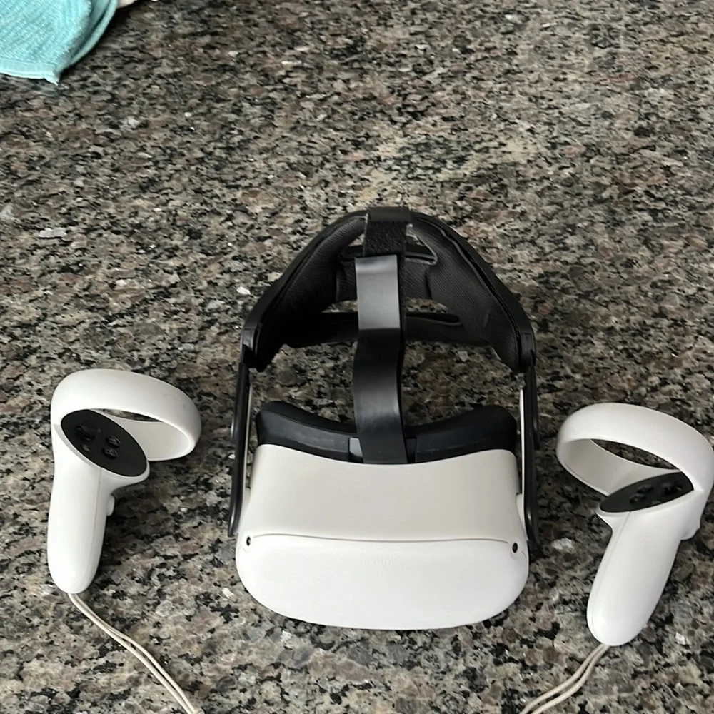 Oculus quest 2 64g, pretty good condition just a few scratches on controllers